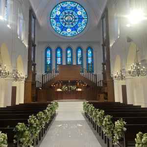 挙式会場です。全て照明で光の調節をしているらしく、天候に左右されなくていいと思いました。