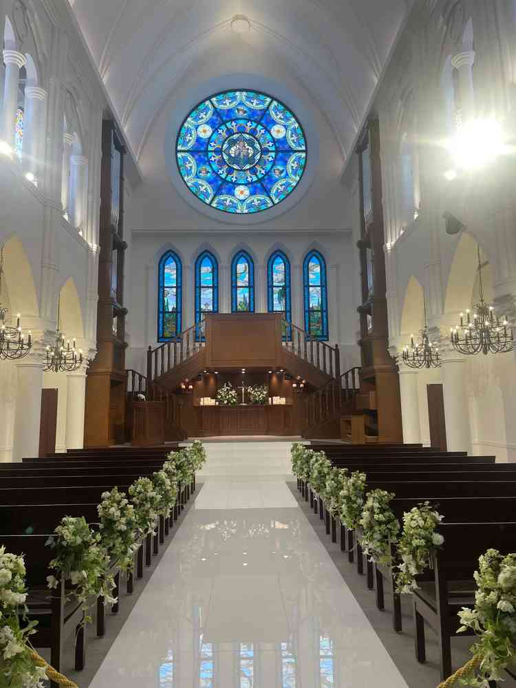 挙式会場です。全て照明で光の調節をしているらしく、天候に左右されなくていいと思いました。