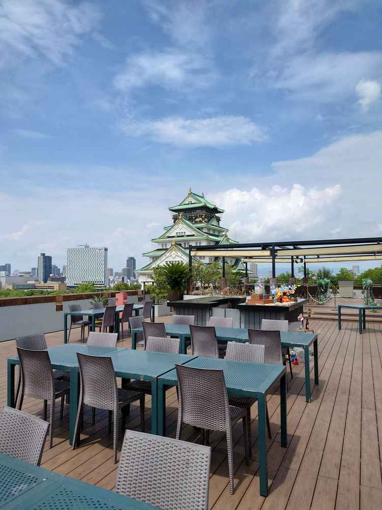 大阪城も見られる屋上の写真です。