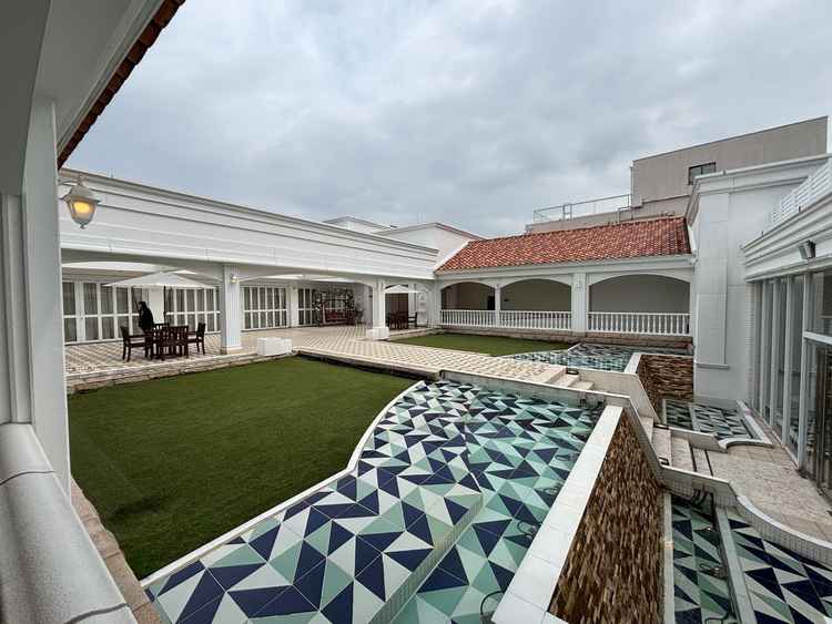 挙式と披露宴の会場の間にあるガーデン。