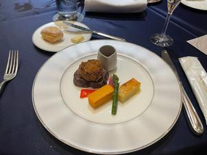 見た目も華やかでお肉料理もとても美味しかったです