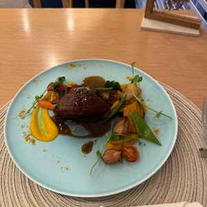 料理も色とりどりな野菜が散りばめられていて、味はもちろん見た目も満足な一品でした。