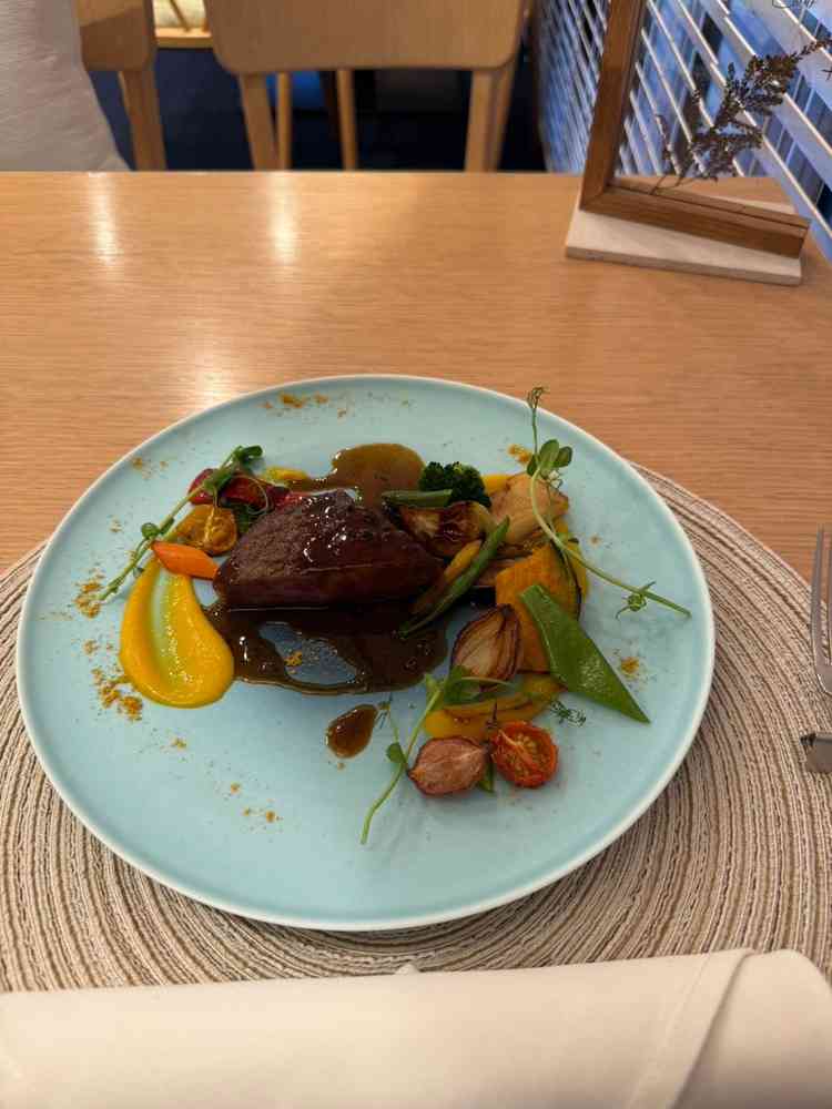 料理も色とりどりな野菜が散りばめられていて、味はもちろん見た目も満足な一品でした。