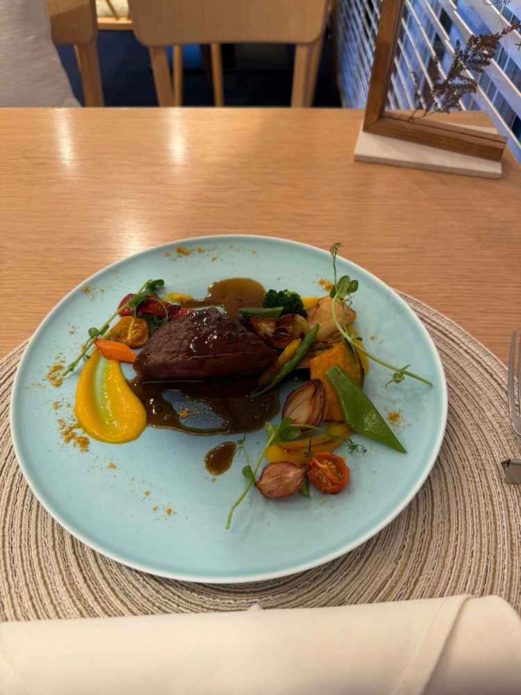 料理も色とりどりな野菜が散りばめられていて、味はもちろん見た目も満足な一品でした。