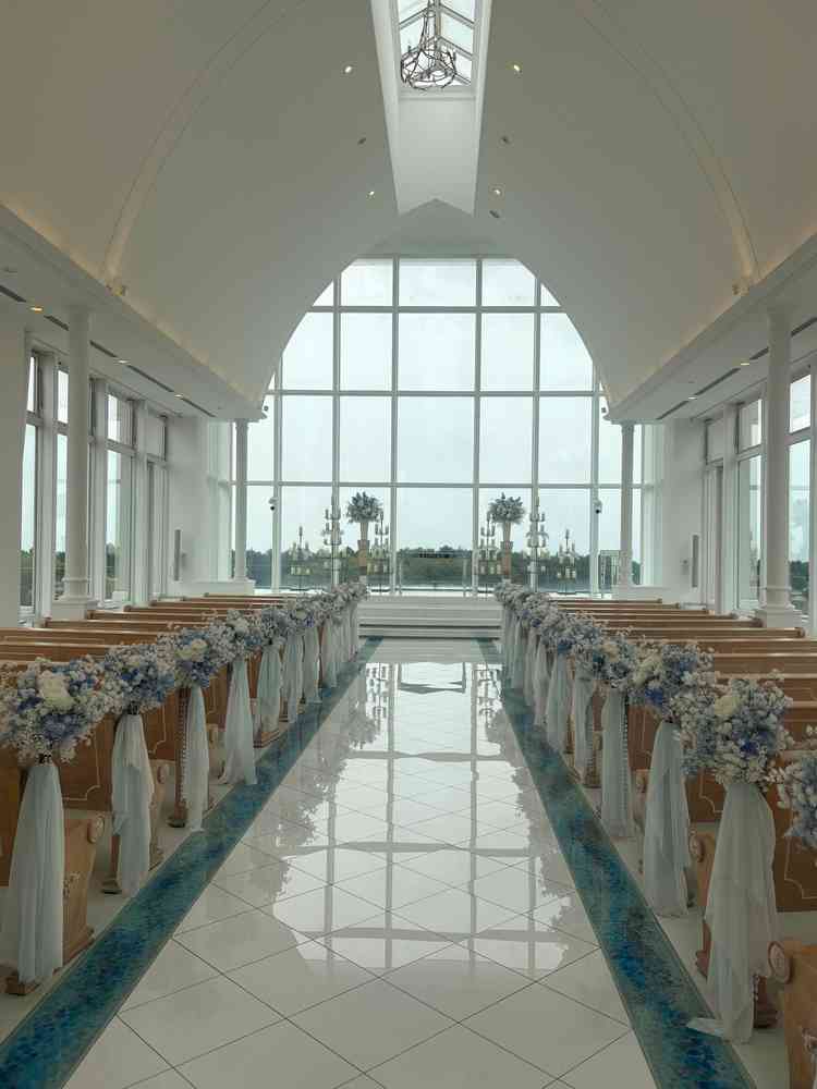 雨だったので、チャペルの雰囲気がどれくらい変わるか気になりましたが、明るくて感動しました。