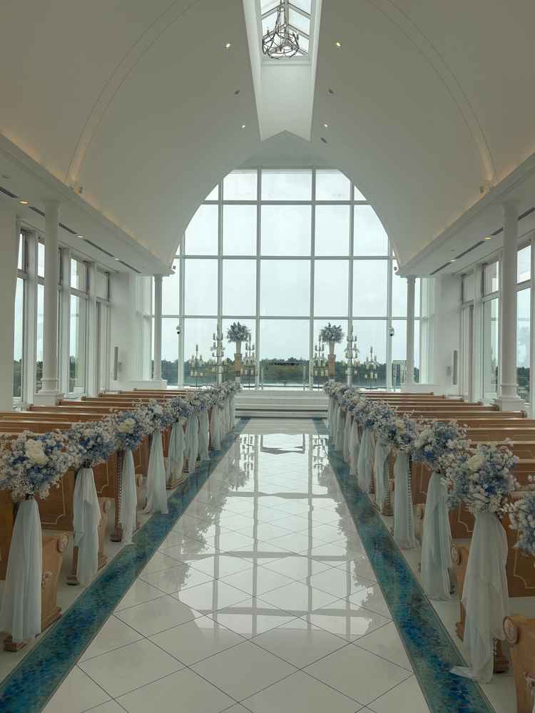 雨だったので、チャペルの雰囲気がどれくらい変わるか気になりましたが、明るくて感動しました。