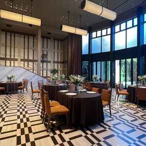 披露宴会場。落ち着いた雰囲気でガーデンがすぐ外にあるので開放感もあります。