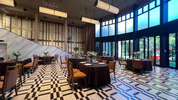 披露宴会場。落ち着いた雰囲気でガーデンがすぐ外にあるので開放感もあります。