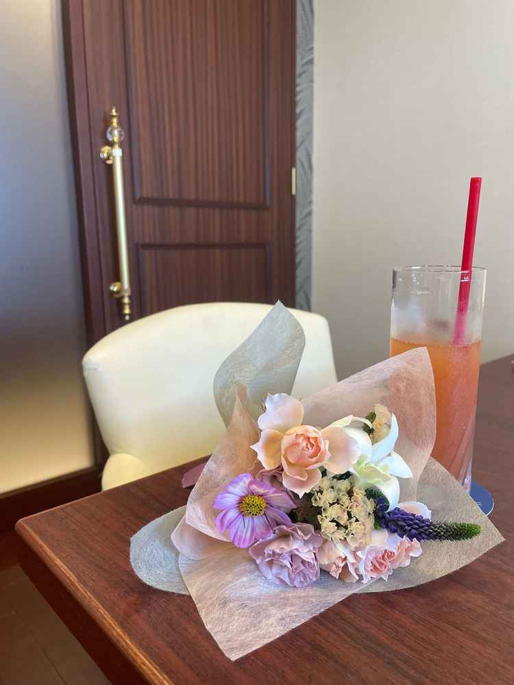 来館プレゼントでミニブーケをいただきました。専門のフラワーリストが在中されているのも素敵です。