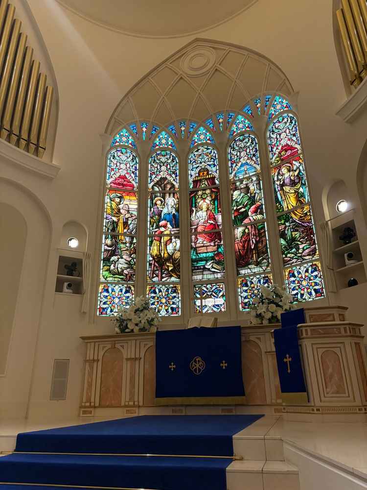 チャペルに階段があり、ゲストから新郎新婦がよく見える。ドレスが綺麗に見える。