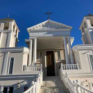 チャペルの全景。周りに高い建物がないので広々とした印象です。