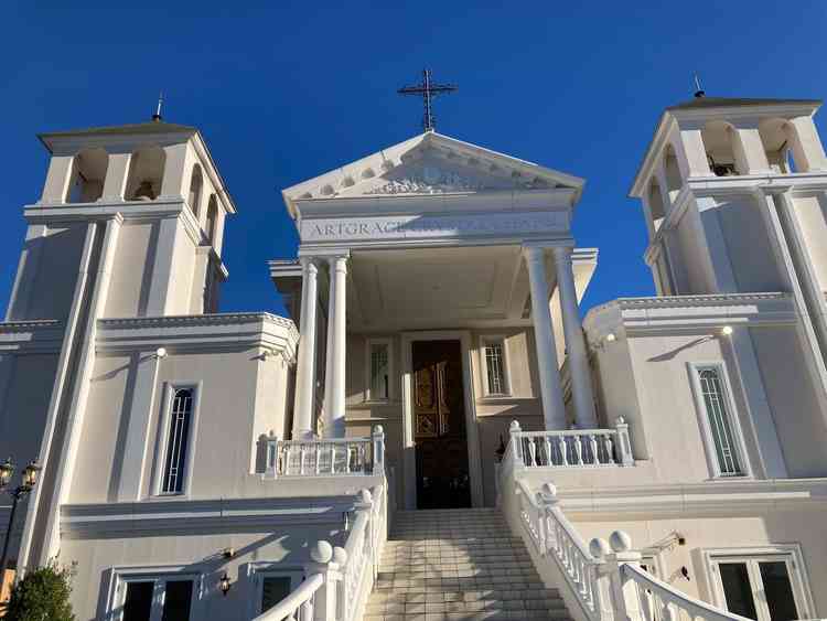 チャペルの全景。周りに高い建物がないので広々とした印象です。