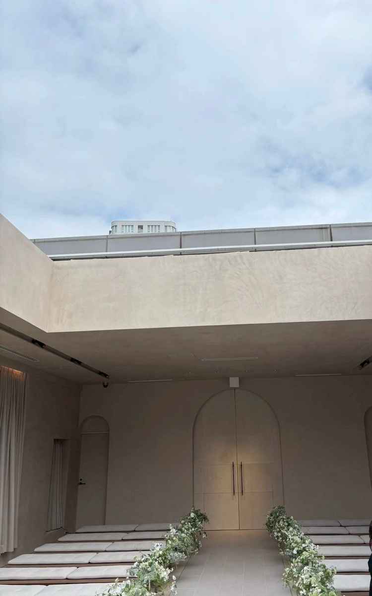 ここの式場の1番のポイントである、天井が開く挙式会場！天候には左右されますが、ゲストにもサプライズ演