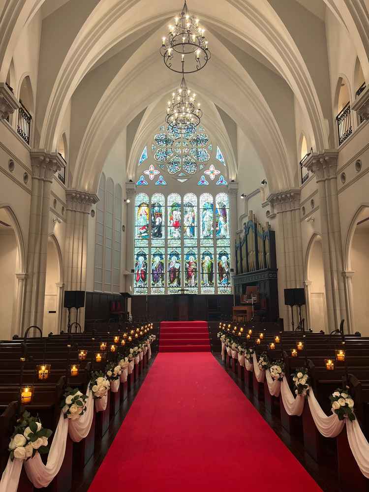 チャペルの写真。厳かな雰囲気で、ステンドグラスがとても美しいチャペル。