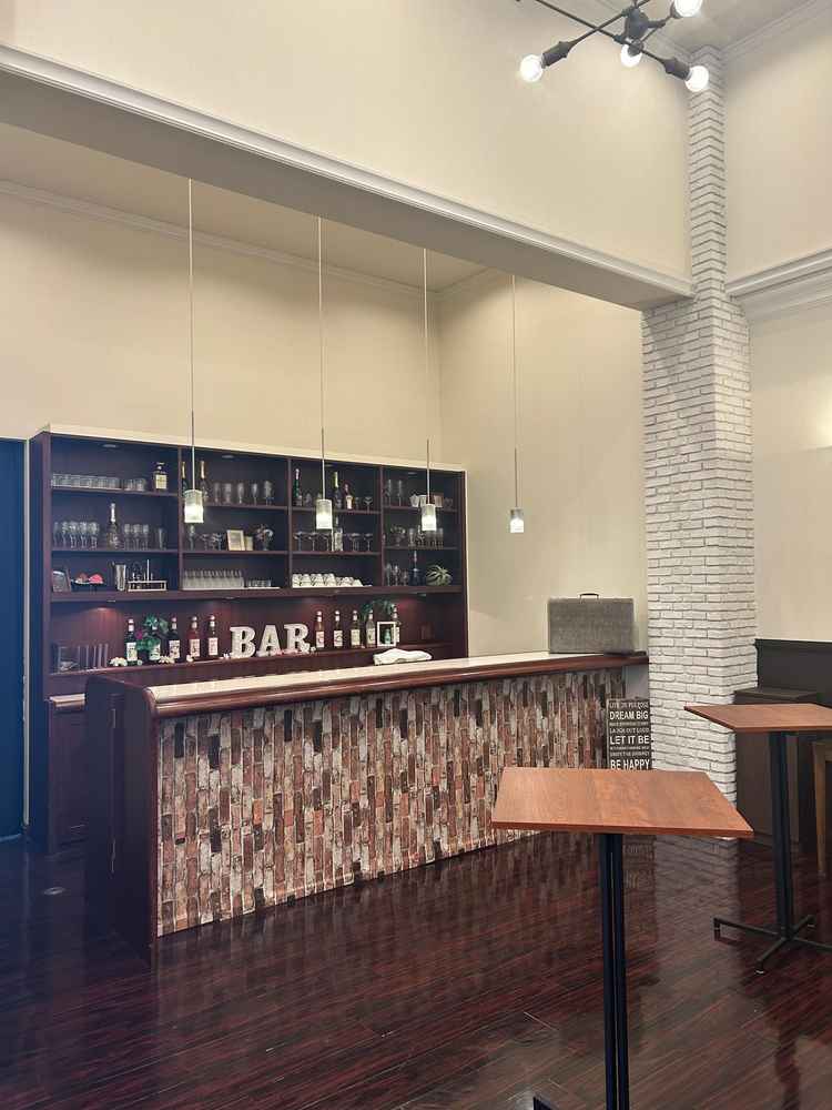 ゲストの待合のバーカウンター。雰囲気も落ち着いていて、部屋の空間も広い。
