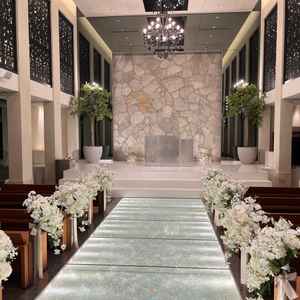 チャペルのバージンロードの道が細かいラメが入っていて自然光が入らなくても室内が明るく感じました。