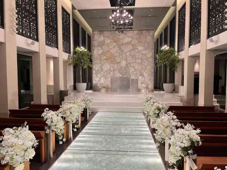 チャペルのバージンロードの道が細かいラメが入っていて自然光が入らなくても室内が明るく感じました。