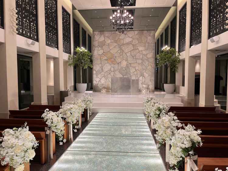 チャペルのバージンロードの道が細かいラメが入っていて自然光が入らなくても室内が明るく感じました。