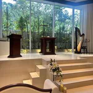 全天候型のチャペルでバージンロードが高くなっておりオシャレ。