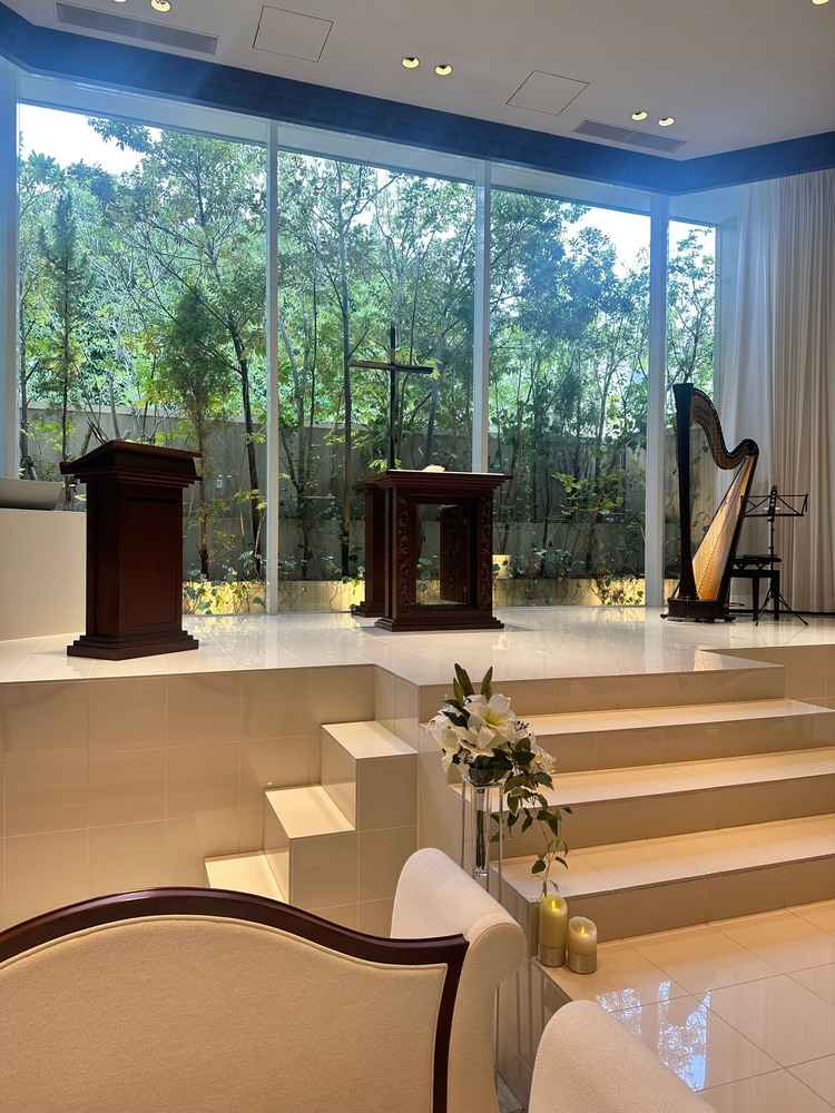 全天候型のチャペルでバージンロードが高くなっておりオシャレ。