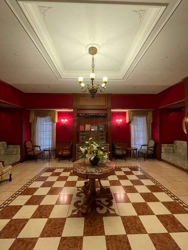 チャペル前の待機スペース。普段は人が通行できますが、入場前は貸切空間になるみたいです。