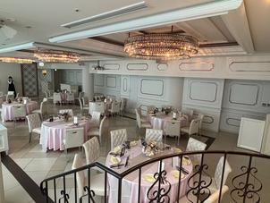 シャンゼリゼアベニュー。小ぶりの階段があり、階段演出が可能。ブライズルームと繋がっている。