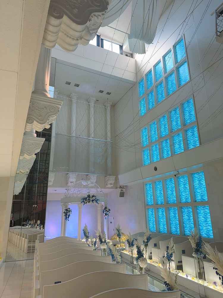 天井がとても高く、最新の透明モニターもあり色々な演出が考えられそうな式場だった。