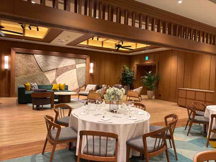 披露宴会場。リビングルームが付いていて、披露宴会場内で寛げるスペースがあった。