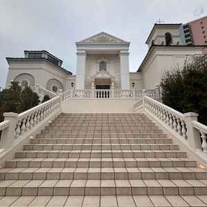 チャペルから披露宴会場に続く階段