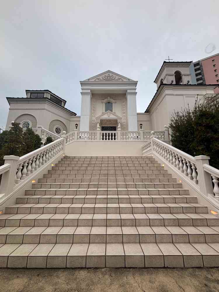 チャペルから披露宴会場に続く階段