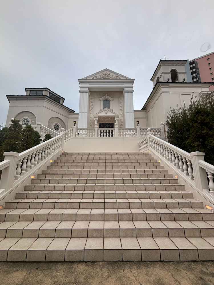 チャペルから披露宴会場に続く階段