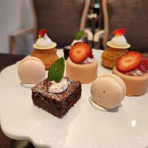 専属のパティシエが作るデザートプレートをいただきましたが、一つ一つとても可愛くて美味しかったです。