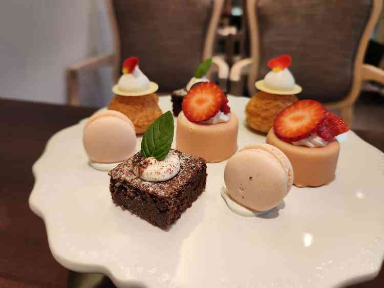 専属のパティシエが作るデザートプレートをいただきましたが、一つ一つとても可愛くて美味しかったです。