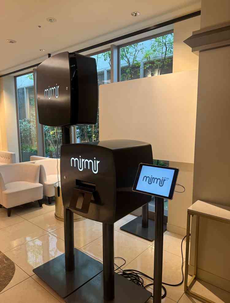 ゲストが自由に楽しめるフォトブース。写真撮影を通して会話が弾みそうだと感じました。