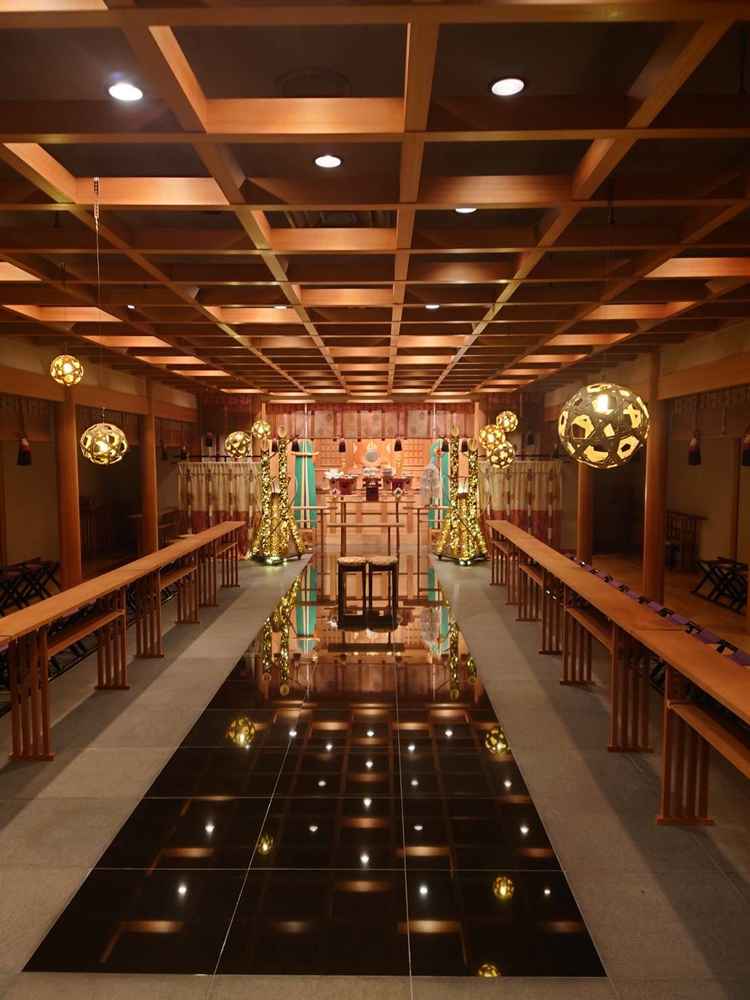 神殿の写真。竹あかりが幻想的で厳かな雰囲気がして素敵でした。