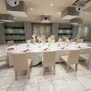 披露宴会場も白を基調としている。広々とした空間だが天井はやや低い。