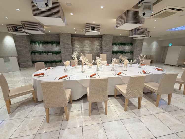 披露宴会場も白を基調としている。広々とした空間だが天井はやや低い。