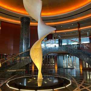 エントランスから続く階段。挙式後に写真撮影も可能。