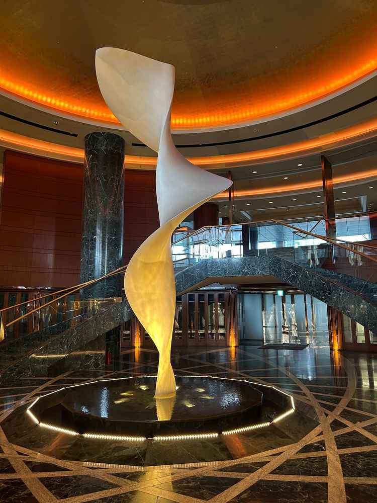 エントランスから続く階段。挙式後に写真撮影も可能。