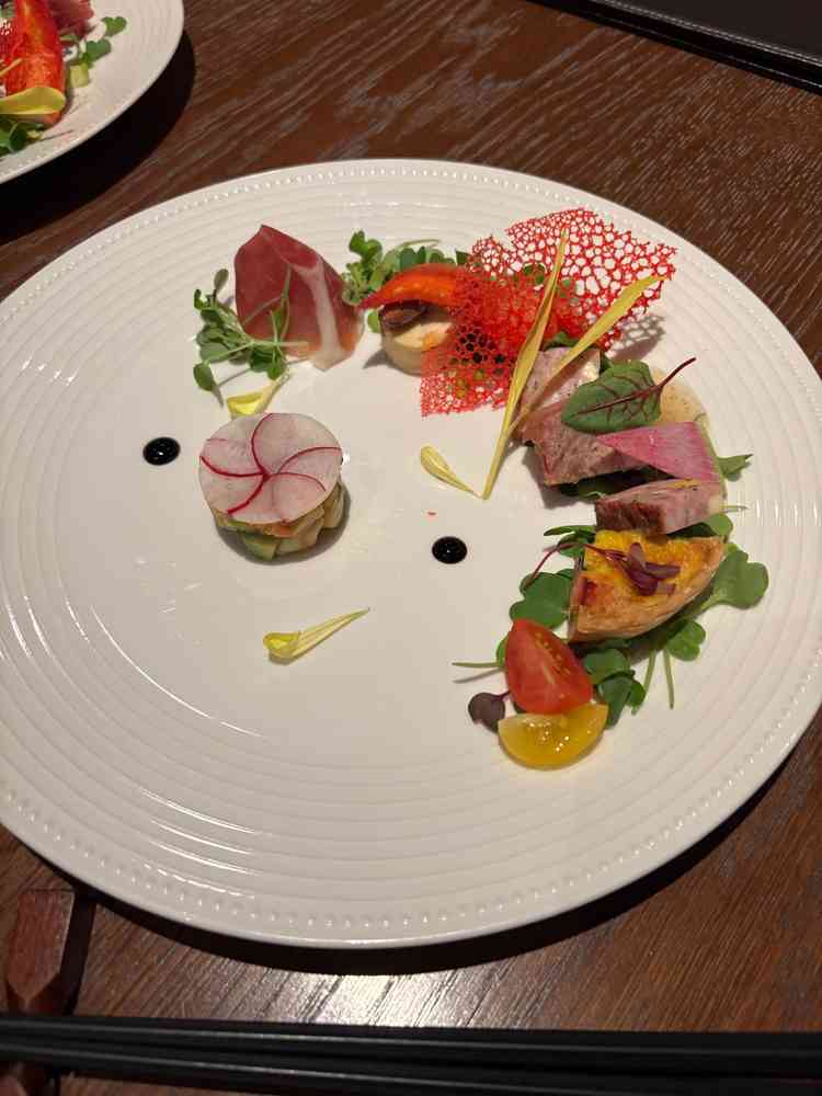 試食会で出た前菜。野菜やお肉、キッシュなど盛り付けてあり、とても美味しかったです。