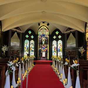 360度ステンドグラスのチャペルです。奥行きよりも一体感を大事にされているそうです。