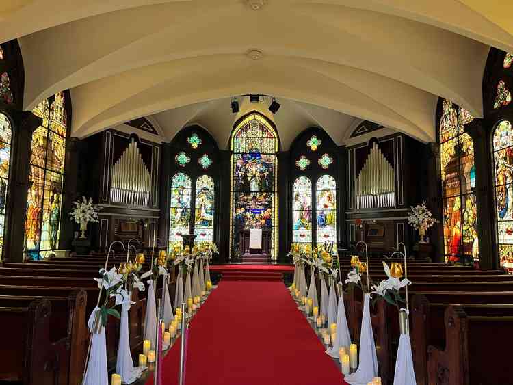 360度ステンドグラスのチャペルです。奥行きよりも一体感を大事にされているそうです。