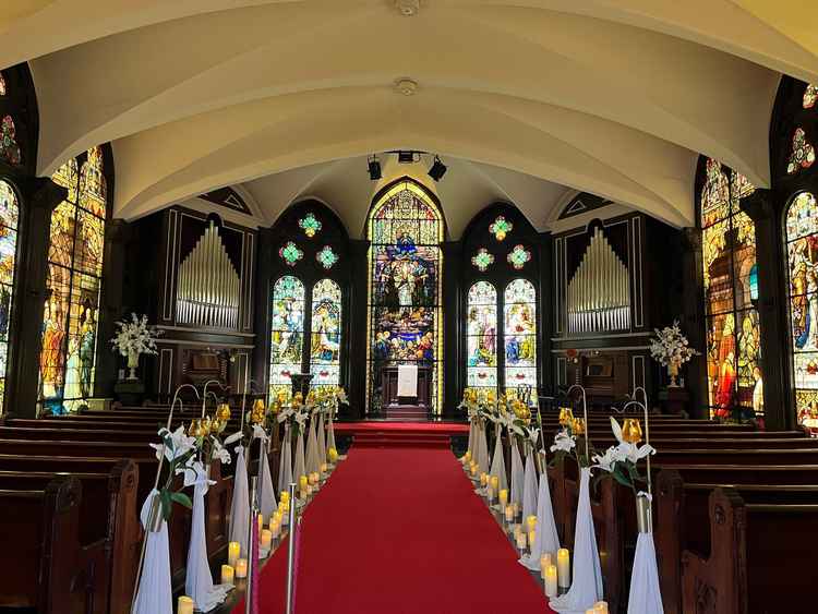 360度ステンドグラスのチャペルです。奥行きよりも一体感を大事にされているそうです。