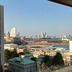 披露宴会場の大きな窓からは赤レンガ倉庫や海が見えて景色がいい