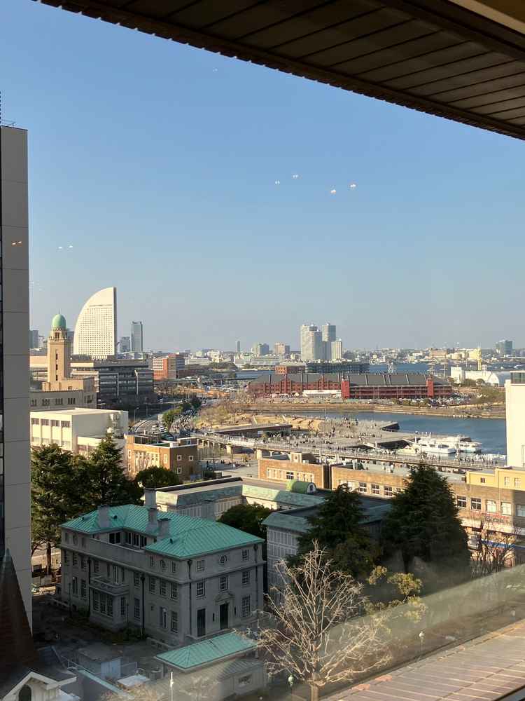 披露宴会場の大きな窓からは赤レンガ倉庫や海が見えて景色がいい