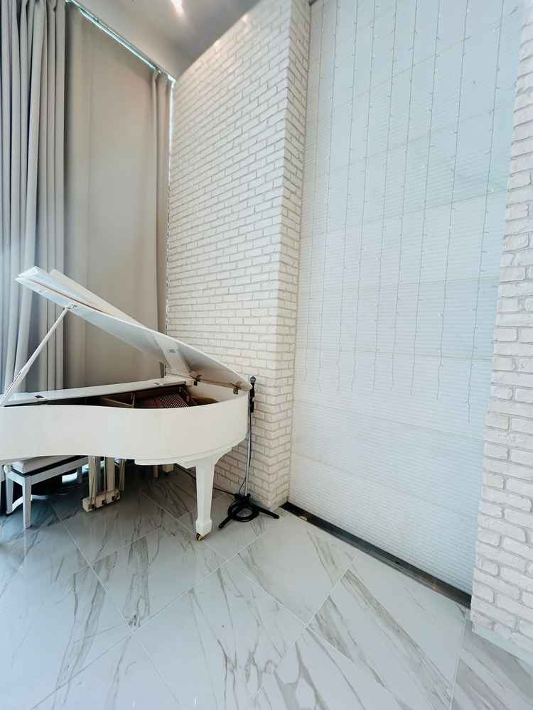 披露宴会場が白なので、ピアノも白