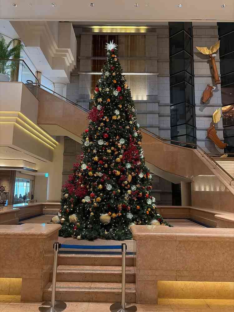 ホテル入ってすぐに大きなクリスマスツリーが飾ってありました。横の階段で写真を撮られる方も多いそうです