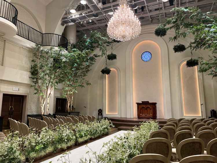 全天候型のチャペル。天井高は県内1位だそう。光の調節もでき、スポットライトは真上から当たる。