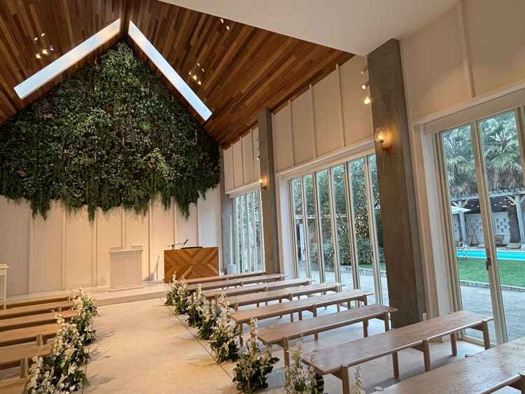 白を基調としたチャペル、ガラス張りになっているので光が差し込む