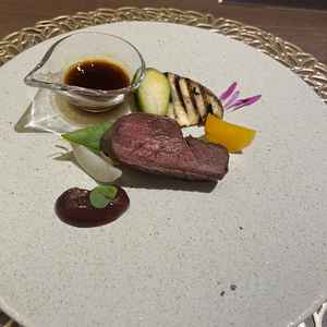 試食で出たメイン料理。ソースはとても美味しいが肉質が少し硬かったように感じた。